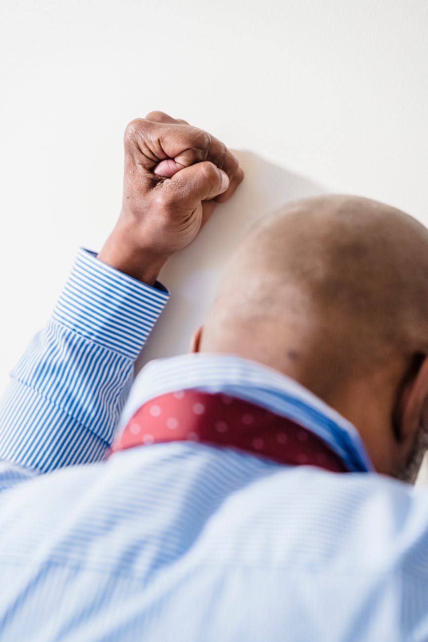 Illustration of employee resigning due to employer breach in UK workplace