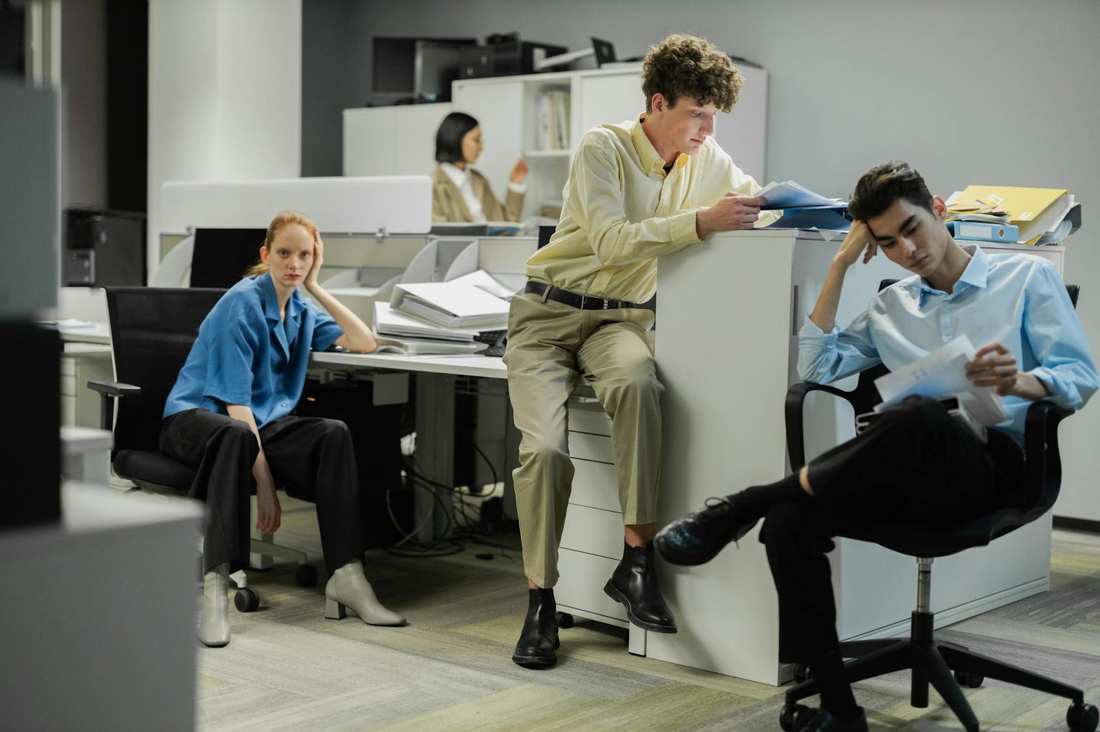 UK workers discussing flexible working requests